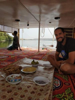 Mama africa saling boat